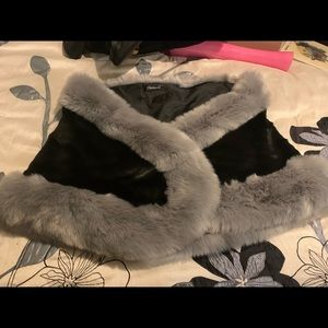 Women’s faux fur cape